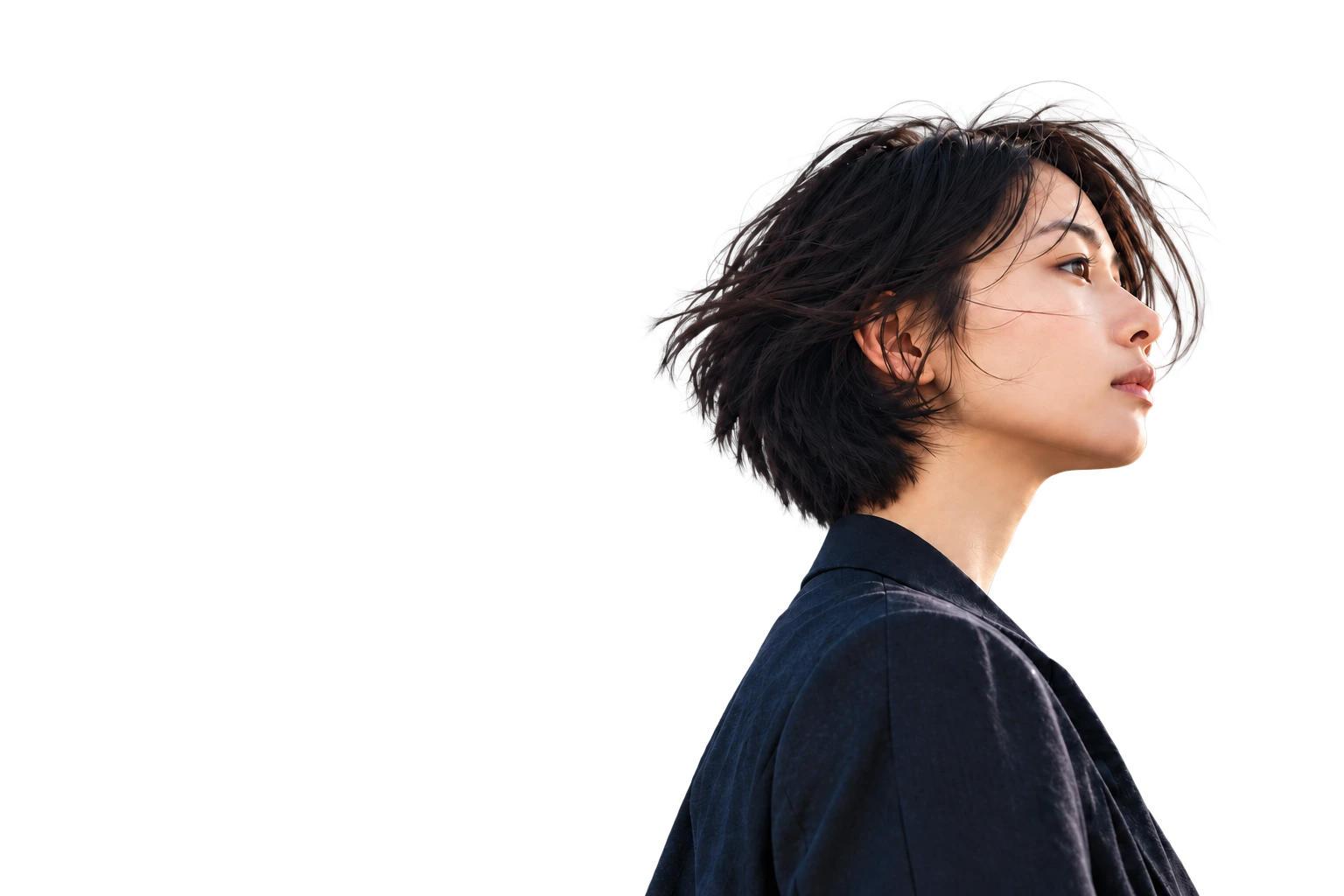 前を見つめる女性
